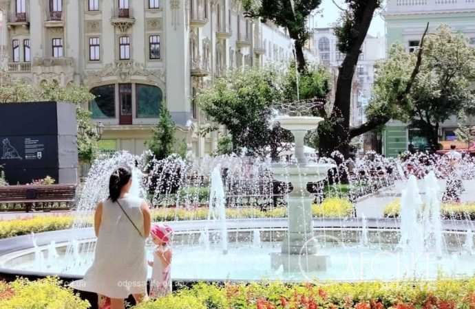 Июнь в центре Одессы, у фонтана