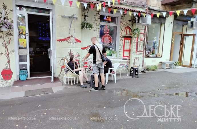 Июнь в Одессе, у магазина