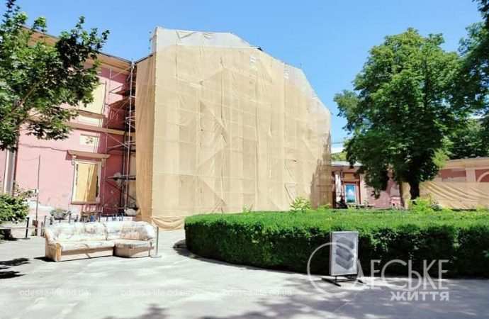 Одесский худмузей в июне 2024 г., фасад прикрыли