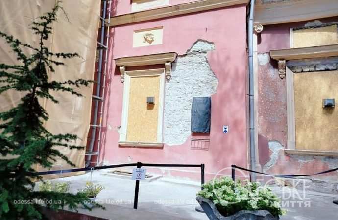 Одесский худмузей в июне 2024 г., стена