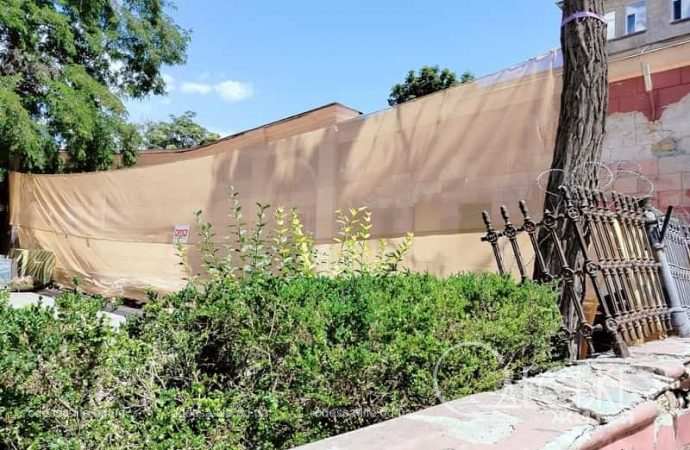 Одесский худмузей в июне 2024 г., жрапировка