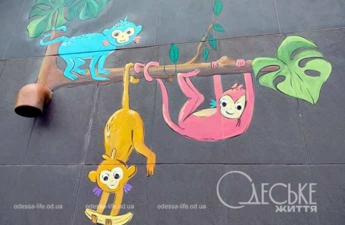 Забавные рисунки у Привоза, обезьянки