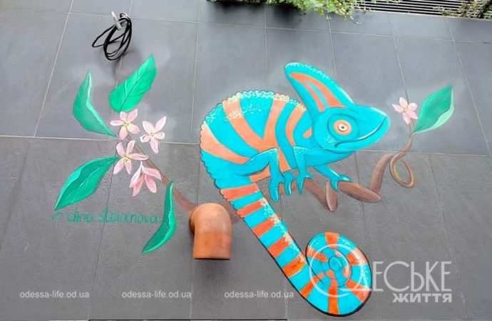 Забавные рисунки у Привоза, хамелеон