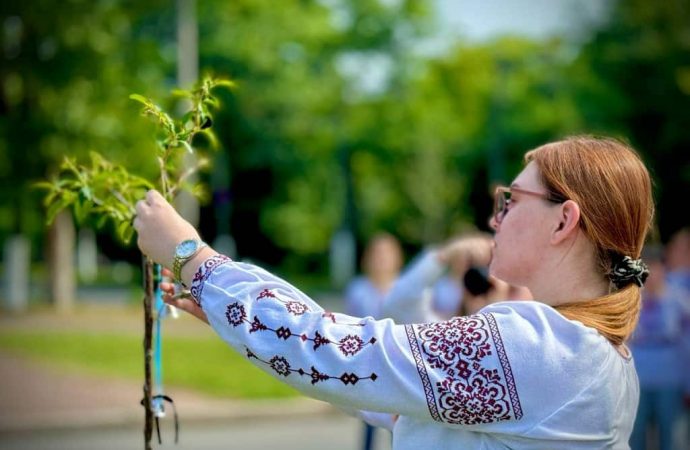 В Одесі висадили 11 сакур на згадку про дітей, убитих росіянами (фото)