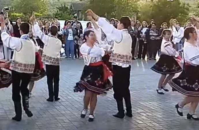 Агроном з Орлівки 43 роки очолює молдавський танцювальний колектив «Опінкуца»