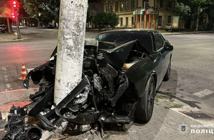 В центре Одессы произошло ДТП из-за неработающего светофора: автомобиль разбит вдребезги, четверо людей в больнице