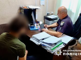 В Одесі чоловік у військовій формі з пістолетом пограбував перехожого: ким виявився грабіжник