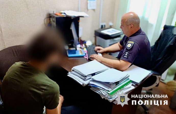 В Одесі чоловік у військовій формі з пістолетом пограбував перехожого: ким виявився грабіжник