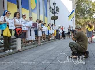 «Гроші на ЗСУ»: традиційний пікет біля одеської мерії відвідав іноземний журналіст (фото)