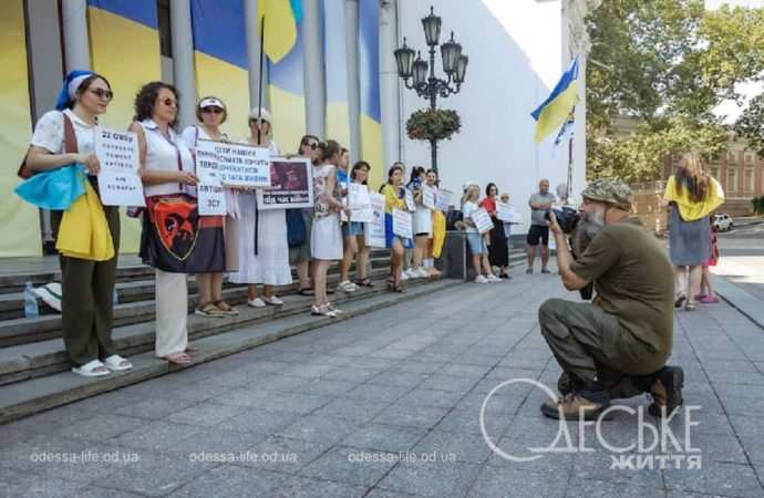 «Гроші на ЗСУ»: традиційний пікет біля одеської мерії відвідав іноземний журналіст (фото)