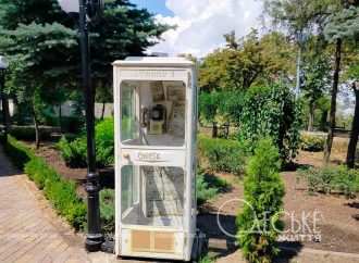 Одеські штучки: стара телефонна будка перетворилась на айфон – фотофакт