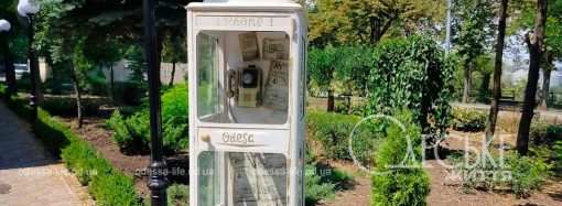 Одесские штучки: старая телефонная будка превратилась в айфон – фотофакт