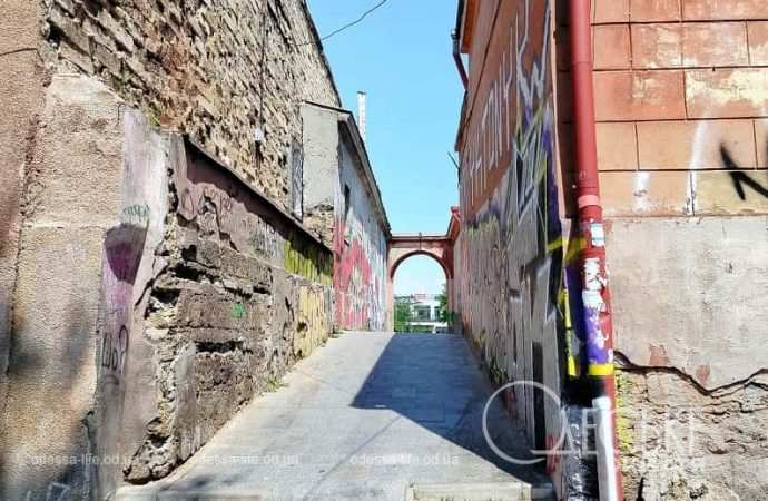 Бульвар Жванецкого: арка