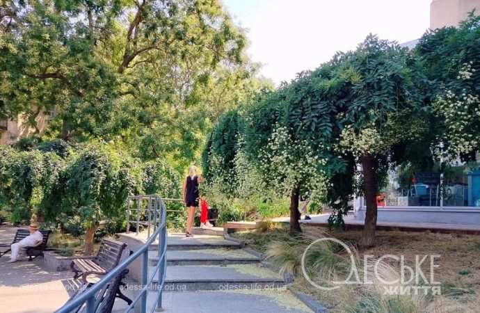 Бульвар Жванецкого: прохожие