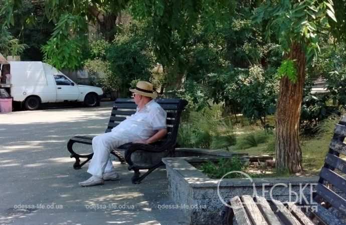 Бульвар Жванецкого: на лавочке