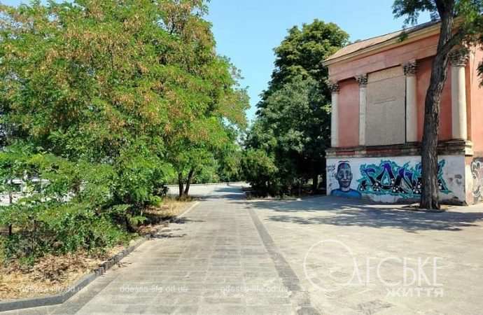 Бульвар Жванецкого: граффити