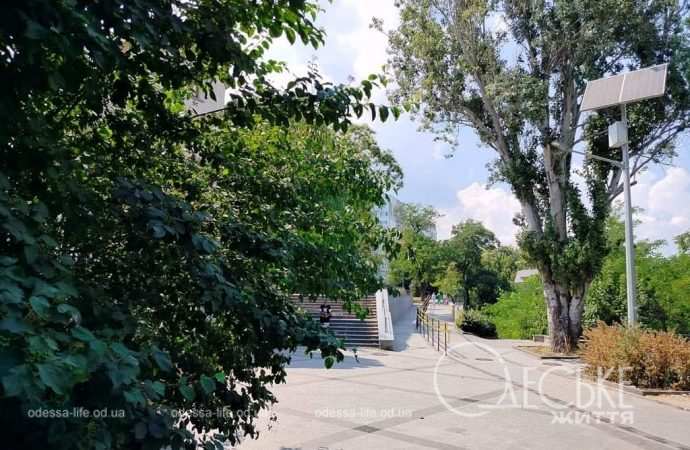 на одесском бульваре Жванецкого летом