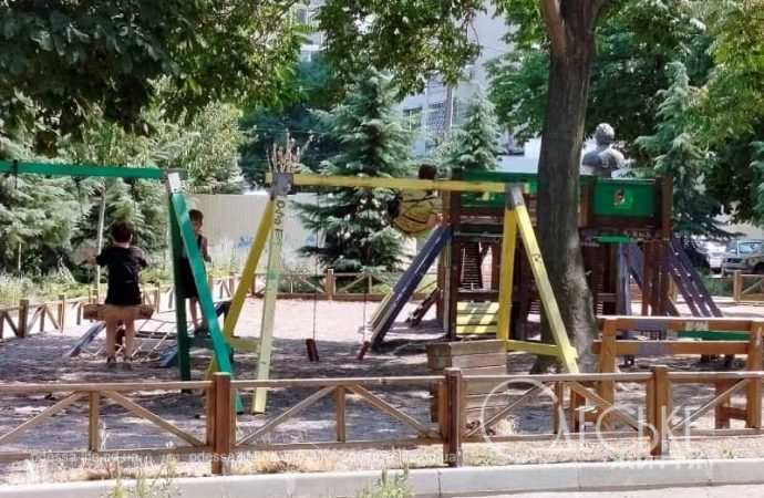 Бульвар Жванецкого: детская площадка