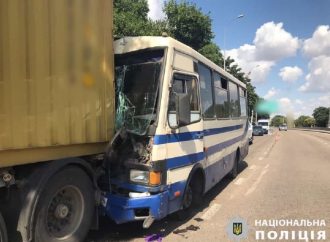 В Одесі водій маршрутки в’їхав у вантажівку – є постраждалі