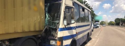 В Одессе водитель маршрутки въехал в грузовик – есть пострадавшие