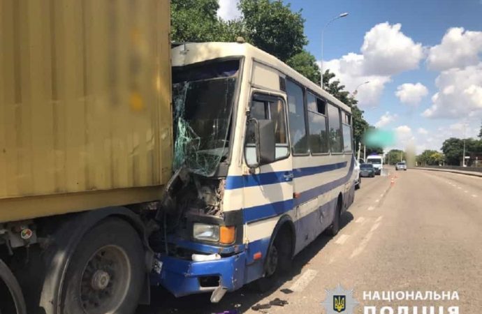 В Одесі водій маршрутки в’їхав у вантажівку – є постраждалі