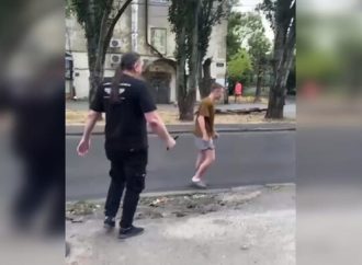 В Одессе мужчина напал на военного из-за «мовы» и татуировки (видео)
