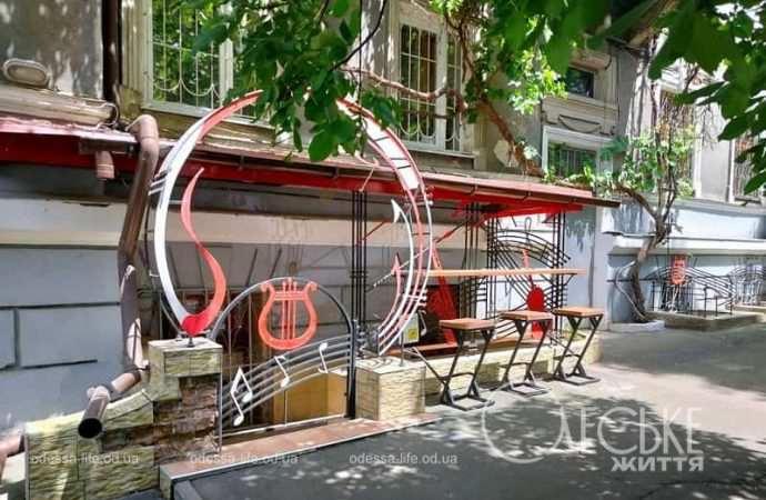 Июль в Одессе, кафе