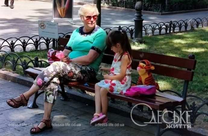 Центр Одессы 31 июля, скамейка