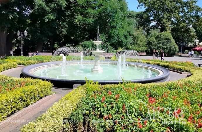 Центр Одессы 31 июля, фонтан