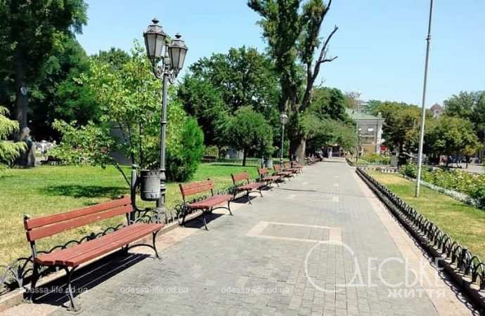 Жара в Одессе, скамейки