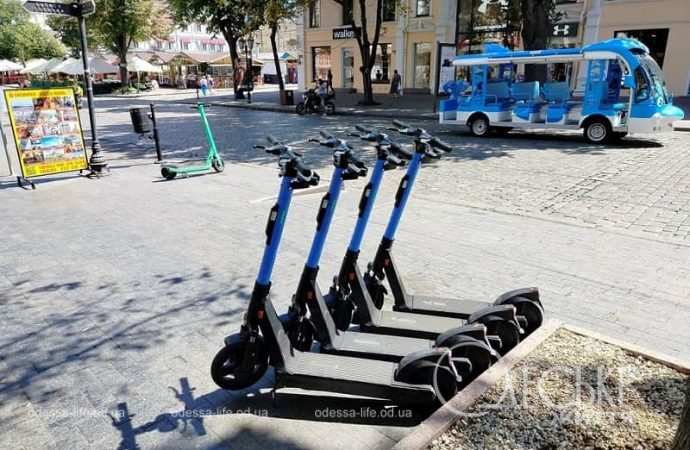 Центр Одессы 31 июля, самокаты