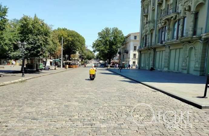 Жара в Одессе, Дерибасовская