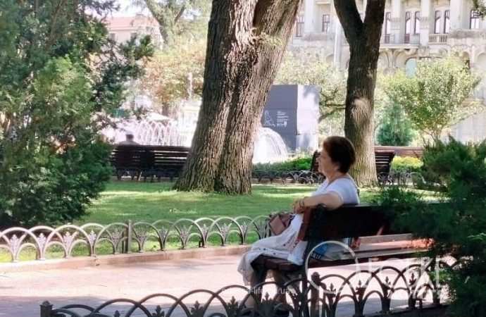 Центр Одессы 31 июля, на скамейке