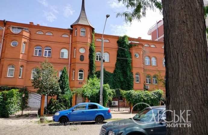 Июль в Одессе, здание