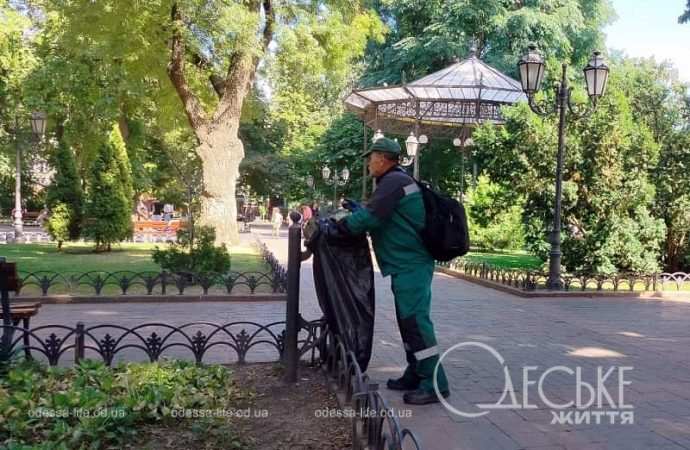 Центр Одессы 31 июля, коммунальщик