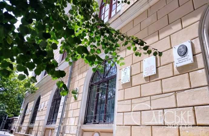 Июль в Одессе, фасад ОНУ