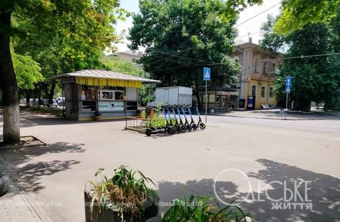 Июль в Одессе, пустая улица