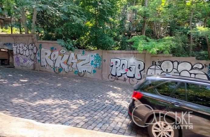 Одесский Карантинный спуск, следы работы вандалов