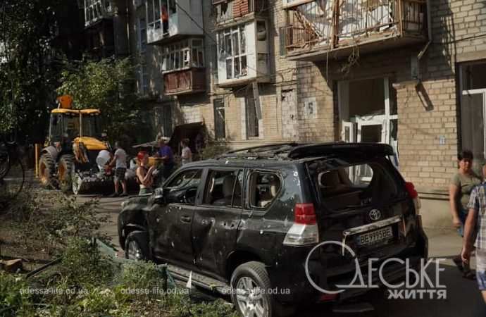 Обстрел Николаева 19 июля 2024, авто у дома