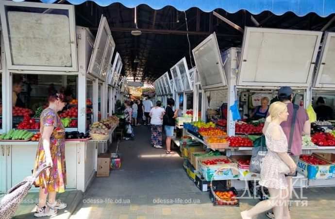 На Новом базаре в июле, овощные ряды