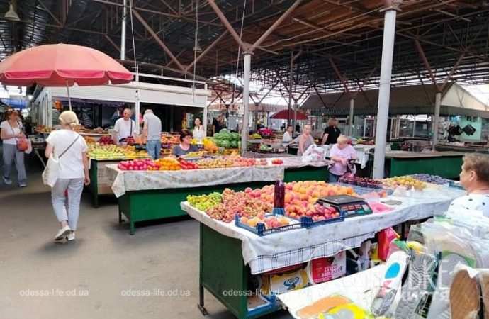 На Новом базаре в июле, овощи и фруктиы