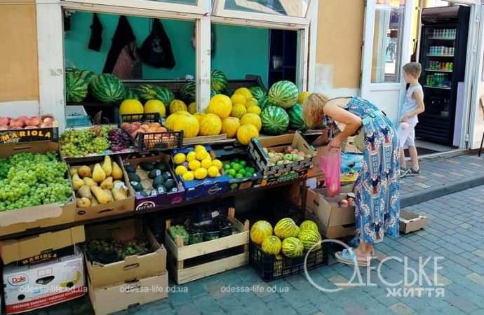 На Новом базаре в июле, фрукты