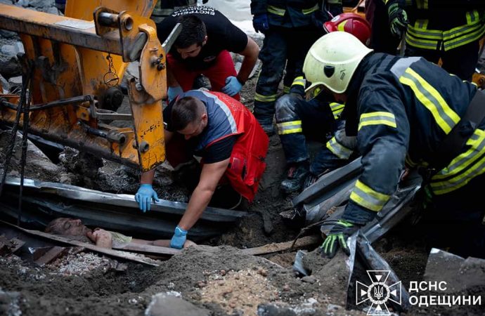 У порту Одеси обвалився склад – під завалами залишилися люди (фото, відео)