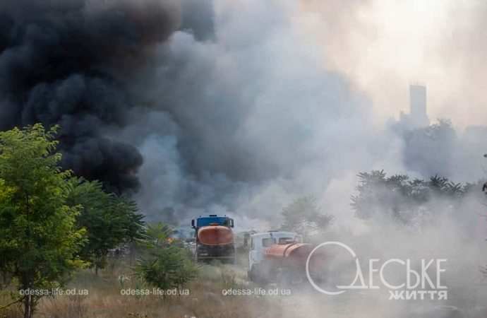 В Одессе тушат масштабный пожар