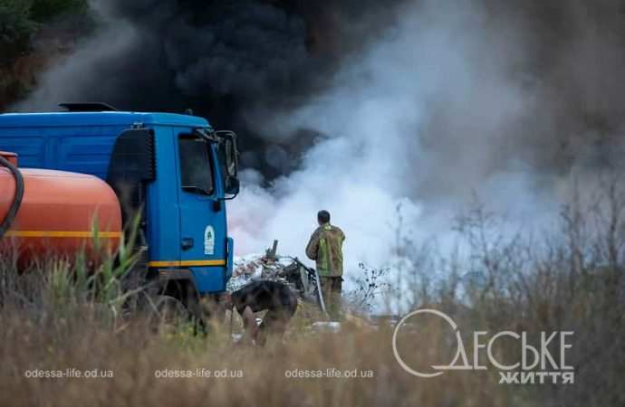 Одесские спасатели тушат большой пожар