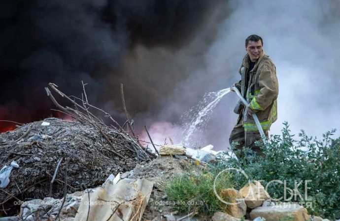 В Одессе тушат масштабный пожар