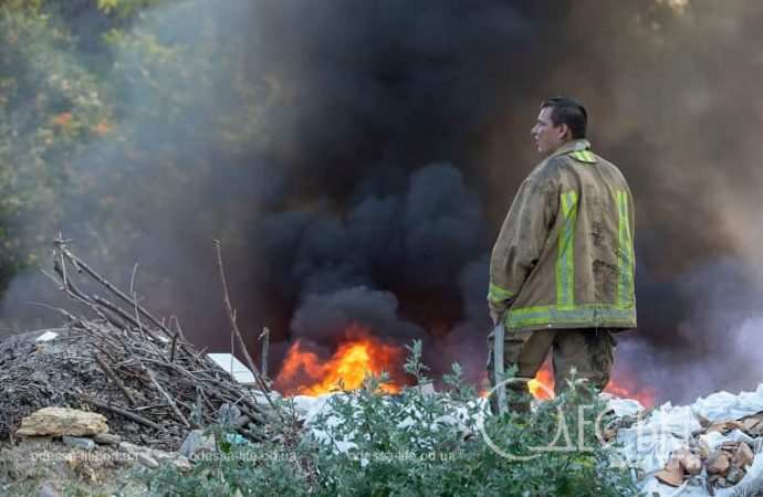 В Одессе тушат пожар на Жеваховой горе