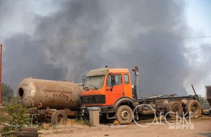В Пересыпском районе Одессы тушат масштабный пожар