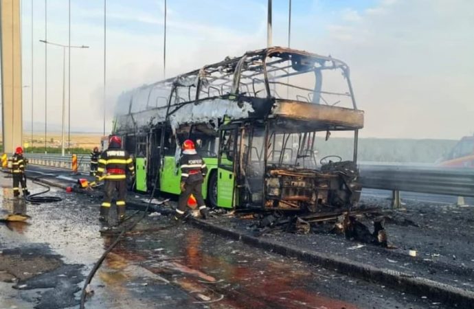 На мосту через Дунай згорів пасажирський автобус Одеса-Софія (фото)