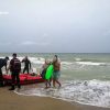 На пляжі під Одесою чоловік вирішив поплавати у шторм на надувному крузі: чим усе закінчилося